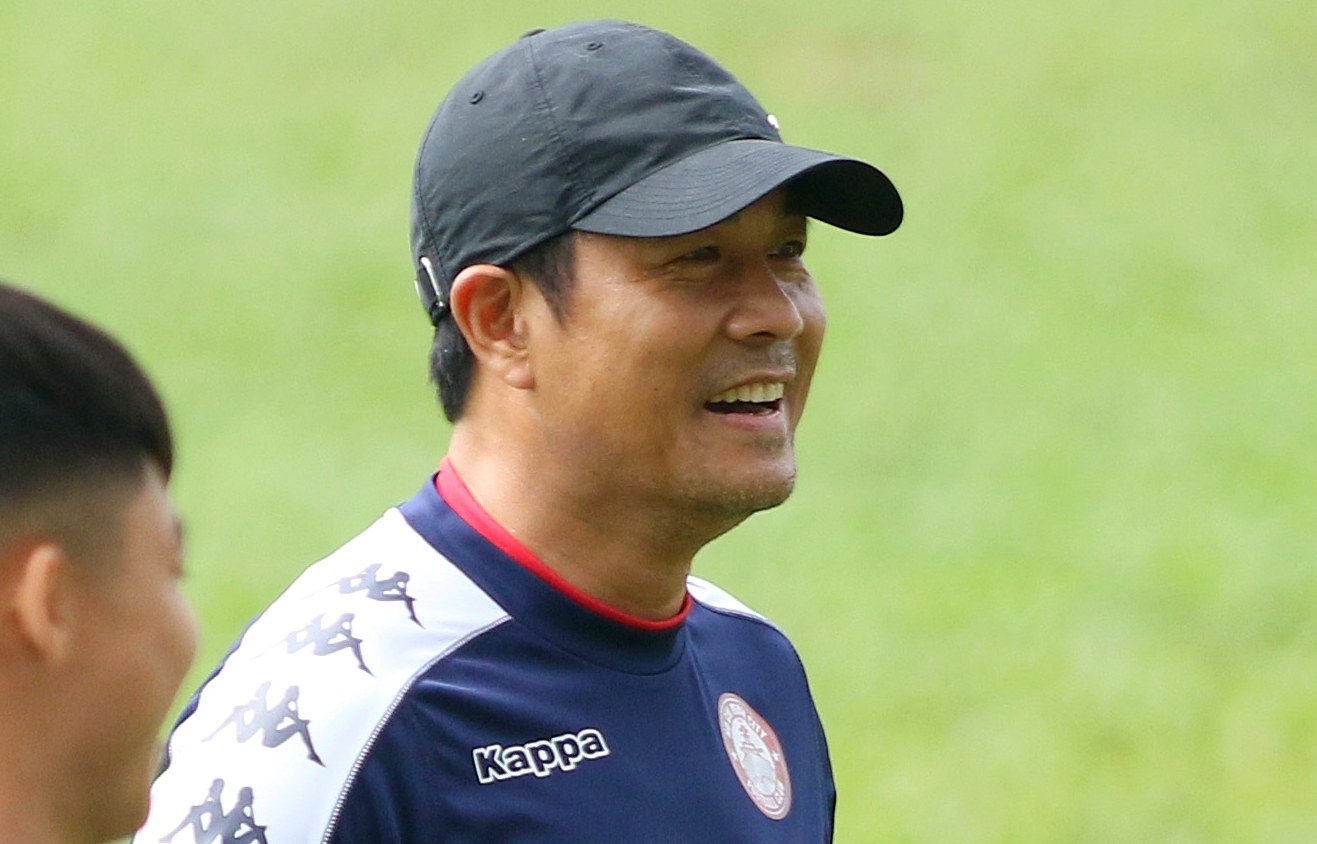 HLV Huu Thang vui ve ra mat Cong Phuong va dong doi hinh anh