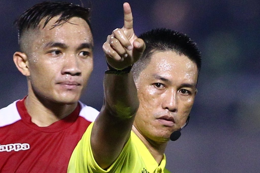 Ky luat to trong tai tran CLB TP.HCM thua Ha Noi 0-3 hinh anh