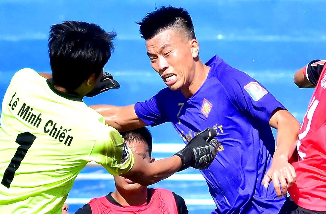 2 cau thu Tien Giang bi ky luat vi phan ung tho bao voi trong tai hinh anh