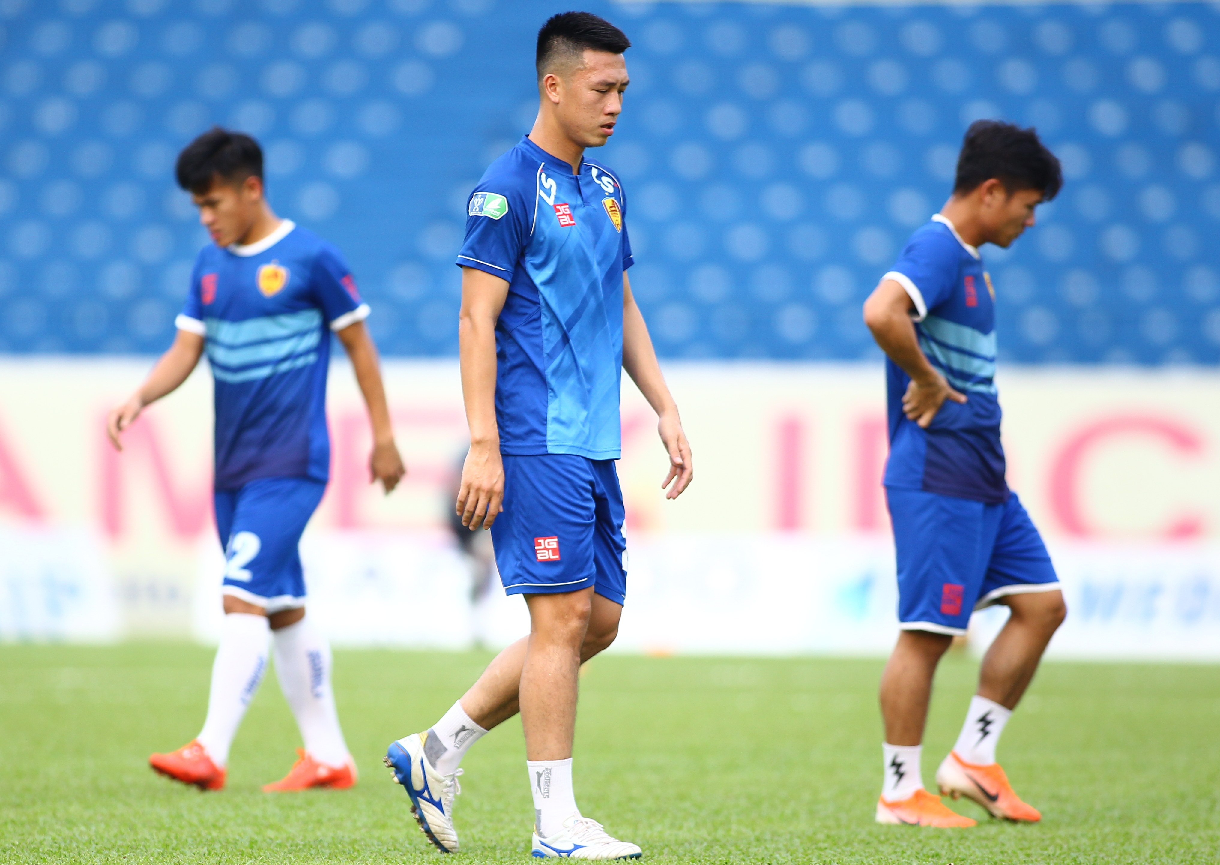 quang nam chap nhan rot hang v.league anh 2