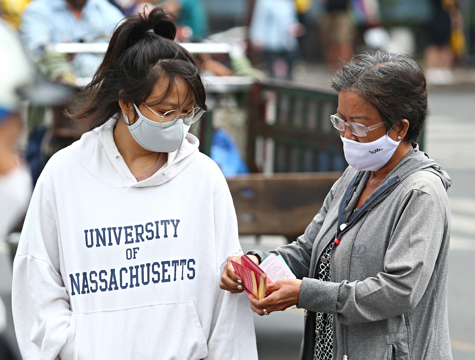 Ve xem HAGL thi dau voi Yokohama bi ban thao hinh anh