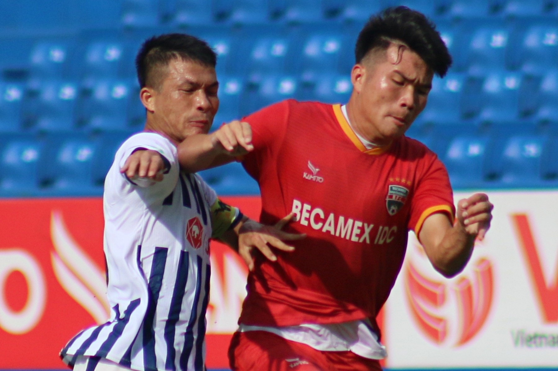 Binh Duong thua 1-5 trong tran giao huu tren san nha hinh anh