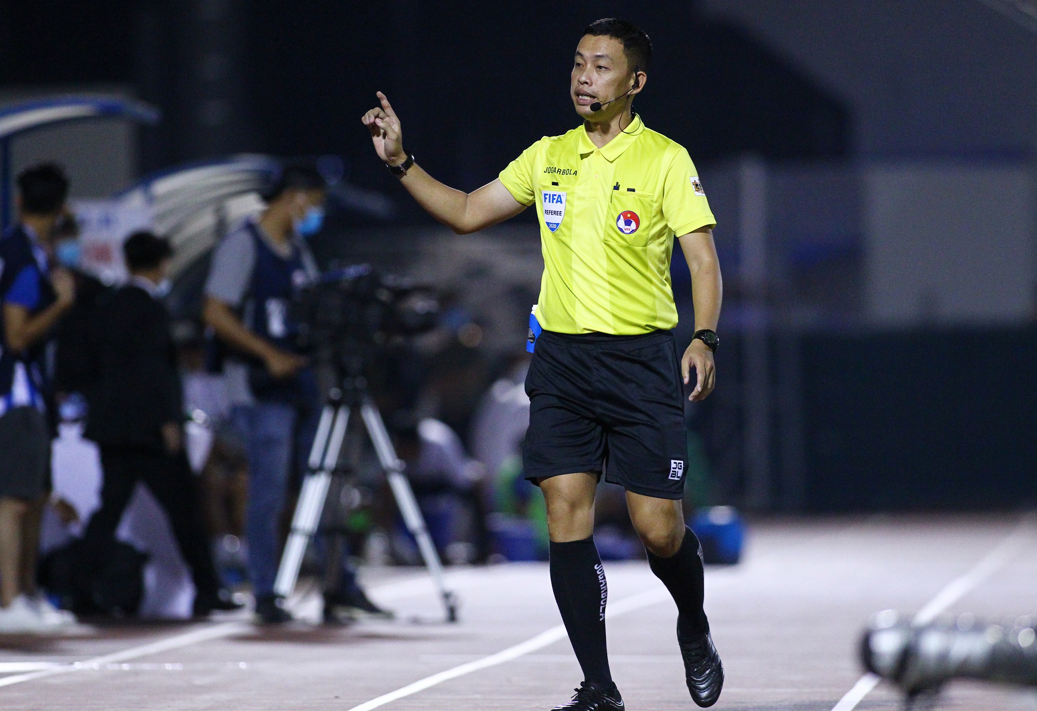 trong tai duoi 3 ngoai binh clb tp.hcm anh 1