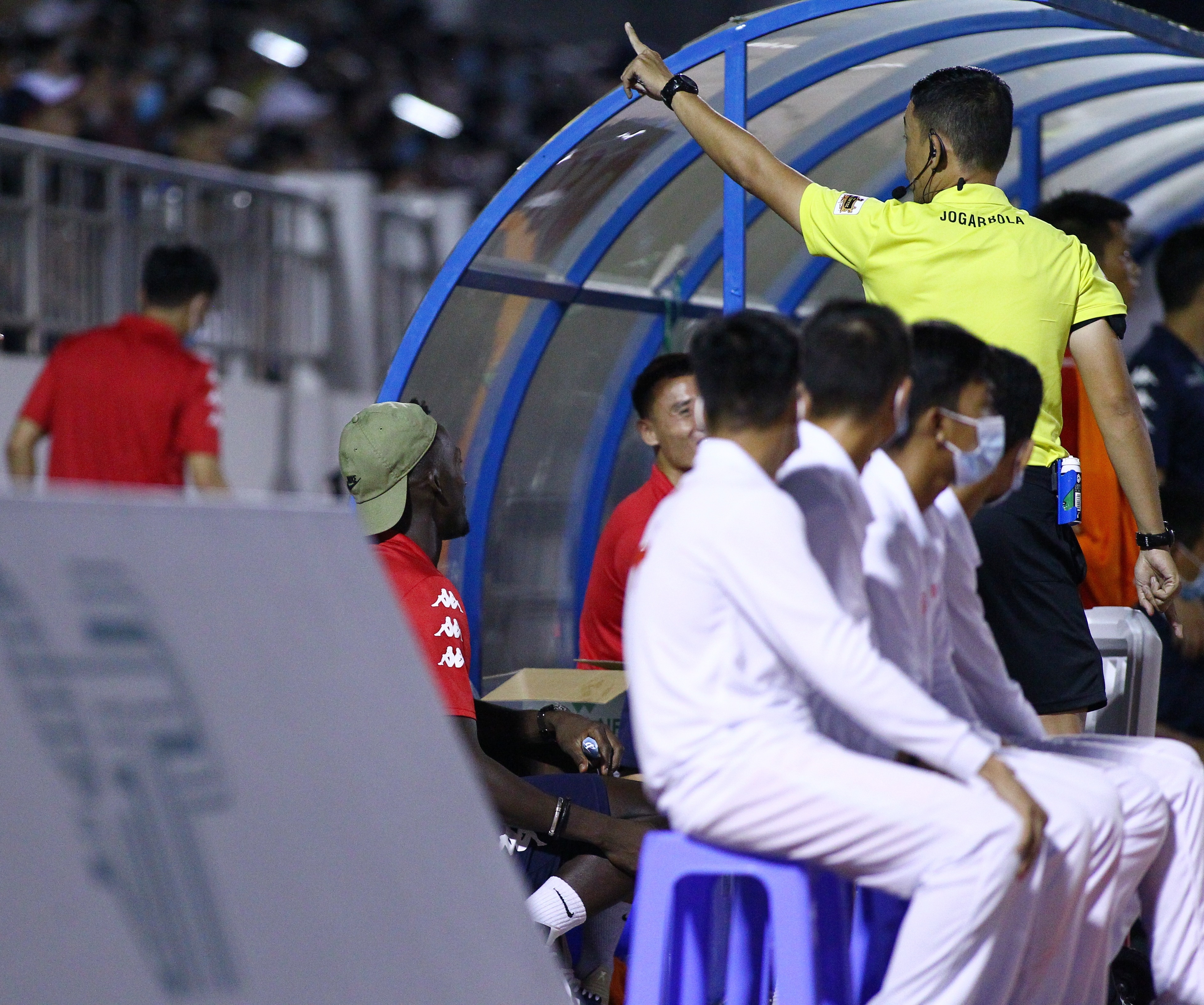 trong tai duoi 3 ngoai binh clb tp.hcm anh 3