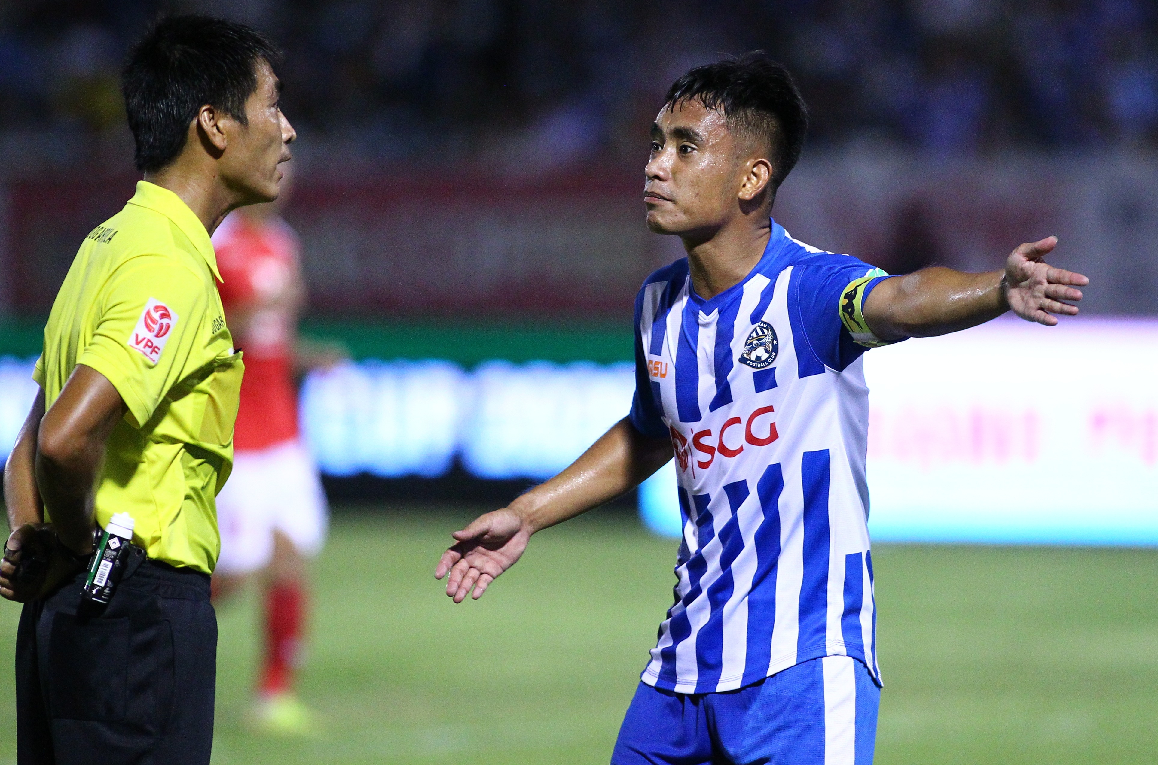 trong tai duoi 3 ngoai binh clb tp.hcm anh 4