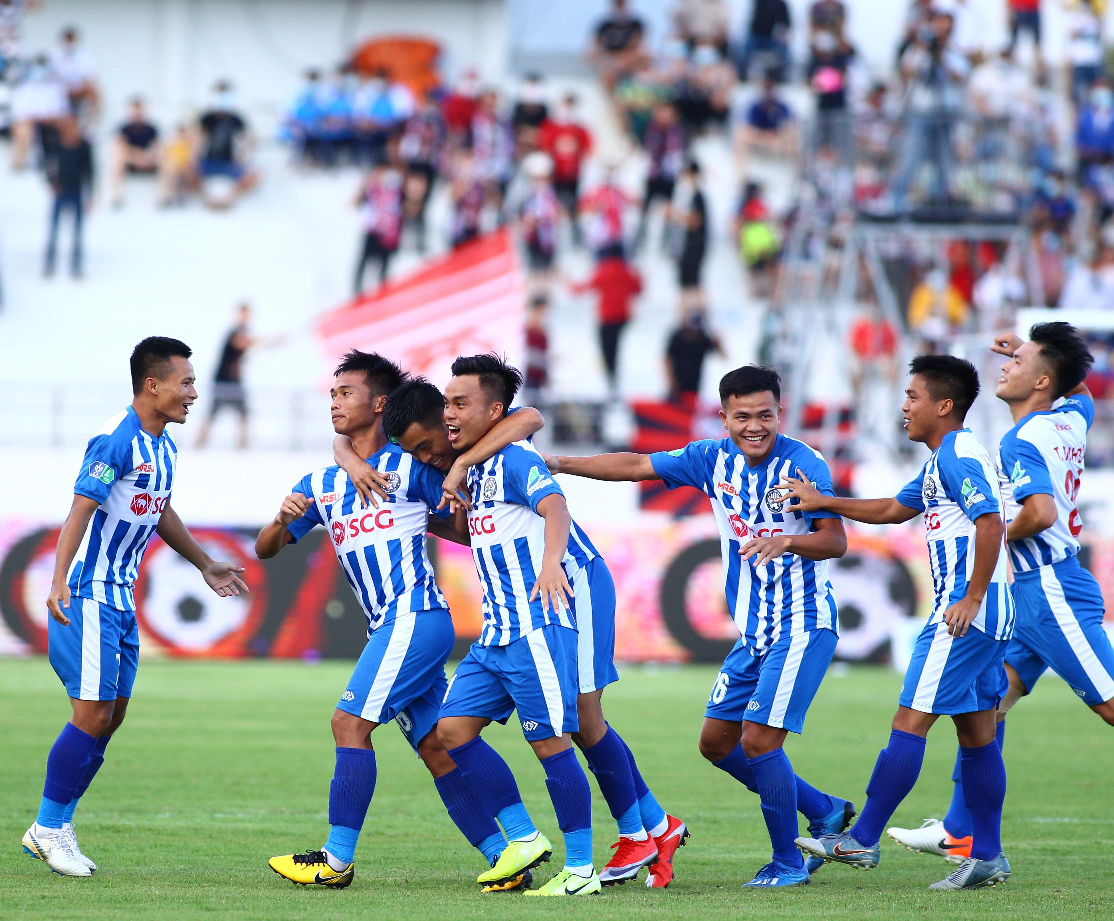 trong tai duoi 3 ngoai binh clb tp.hcm anh 8