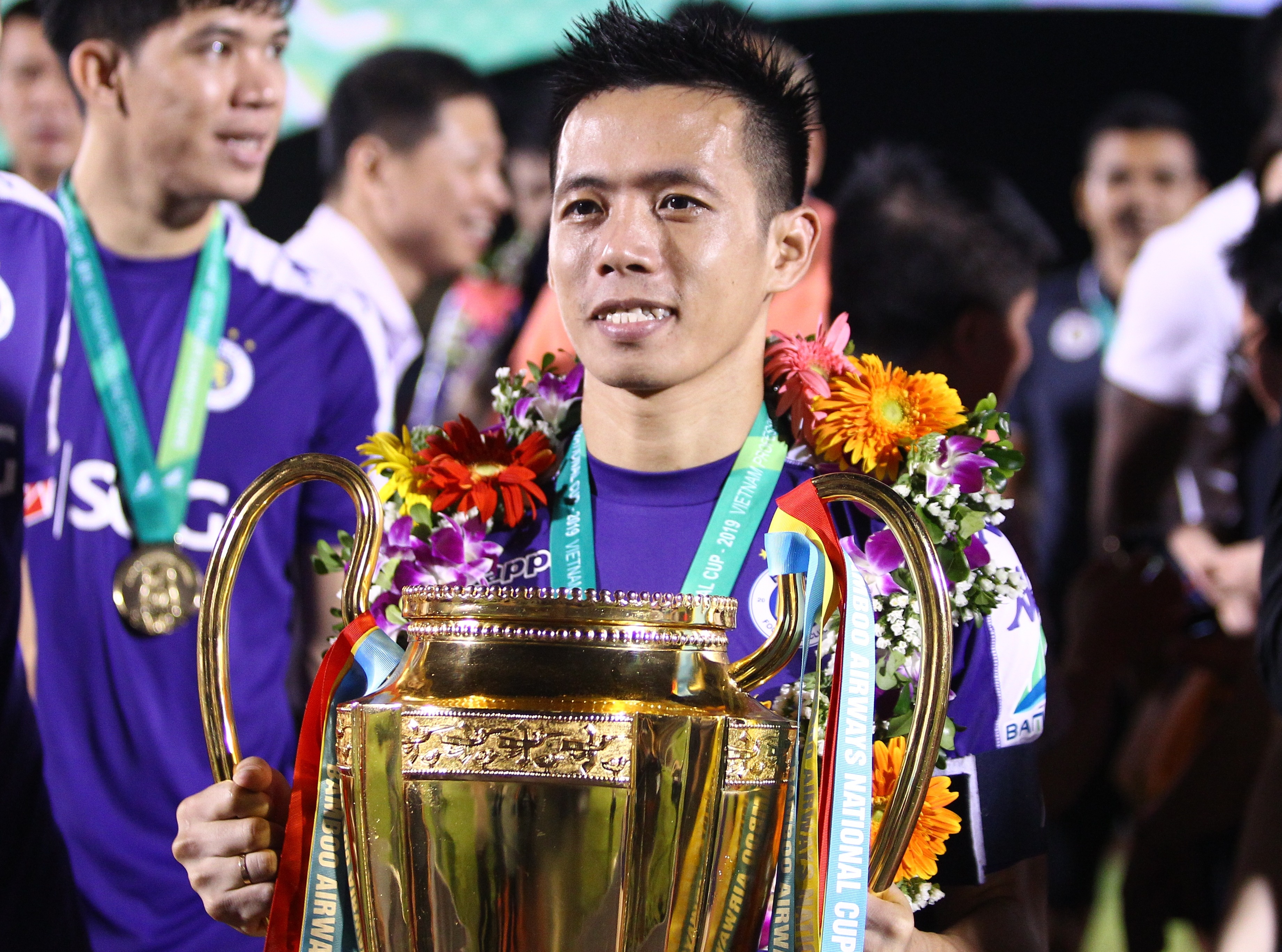 100 trieu dong cho ao dau Bayern Munich va HCV Cup Quoc gia hinh anh