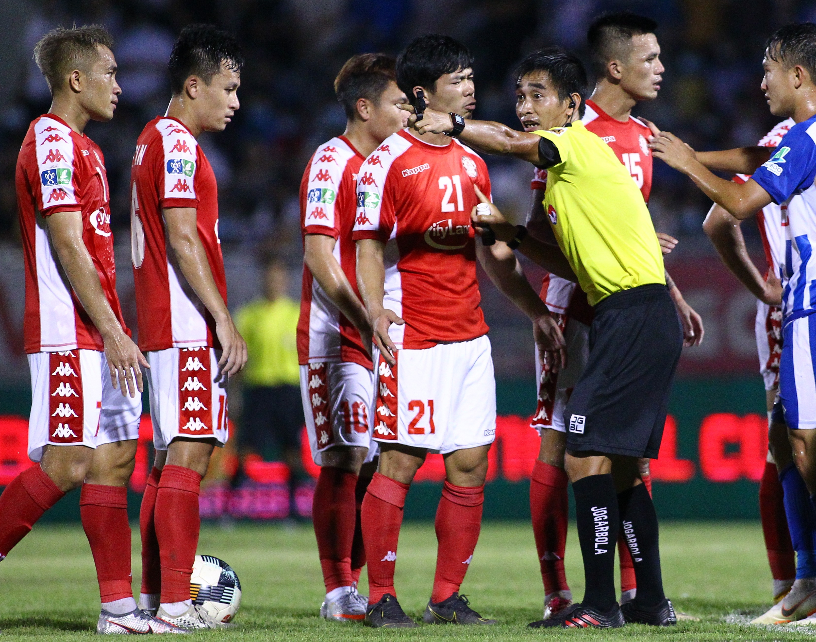 cong phuong bi cam thi dau quoc gia anh 1