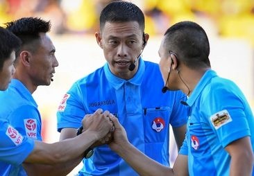 Doi trong tai tran HAGL gap CLB Ha Noi hinh anh