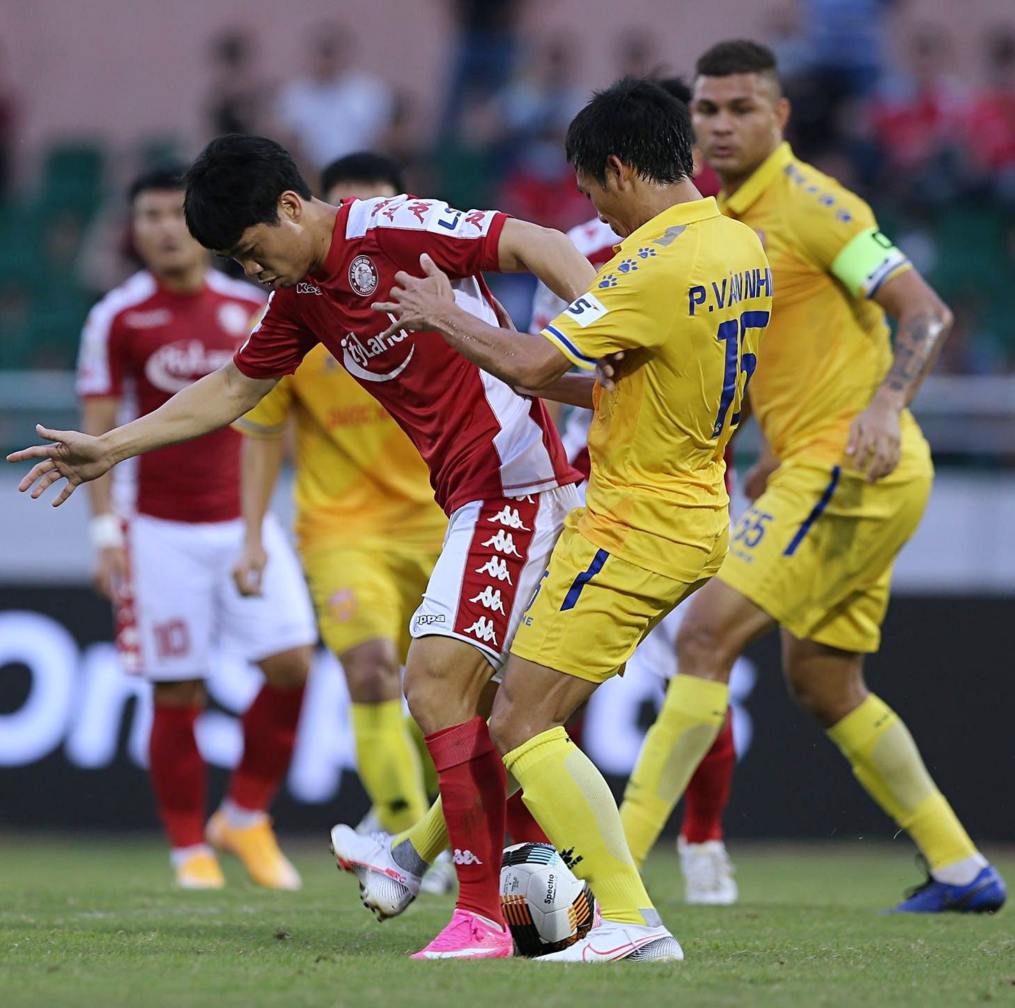 van nhien bat chet cong phuong anh 2