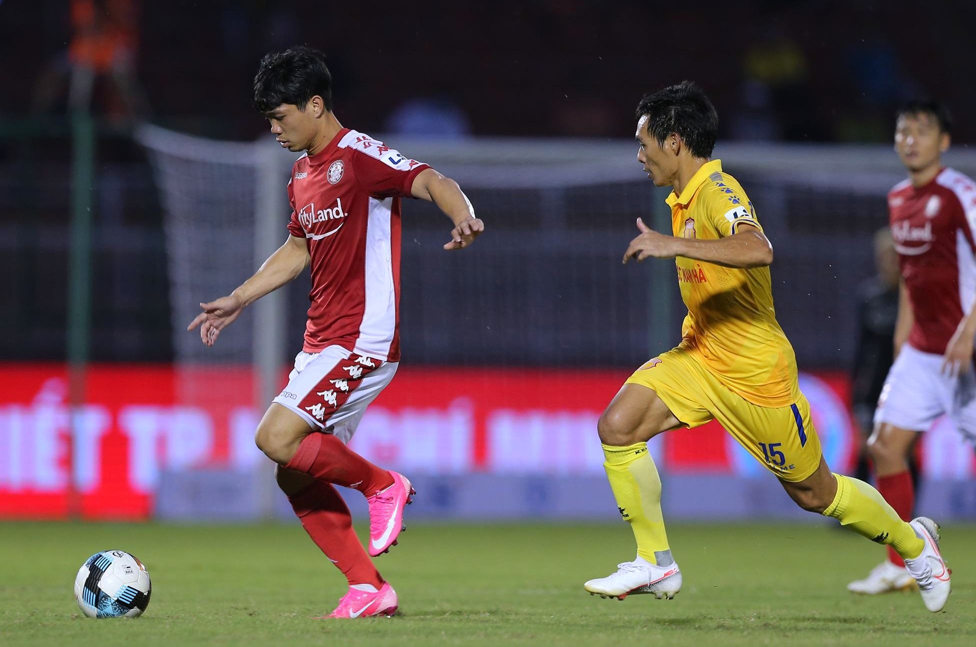 van nhien bat chet cong phuong anh 1