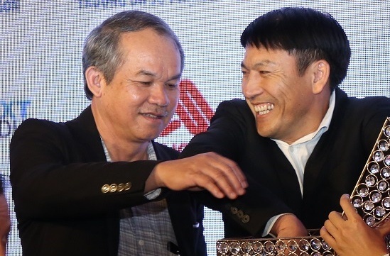 Bau Duc, bau Thang to chuc giai bong da cho sinh vien hinh anh