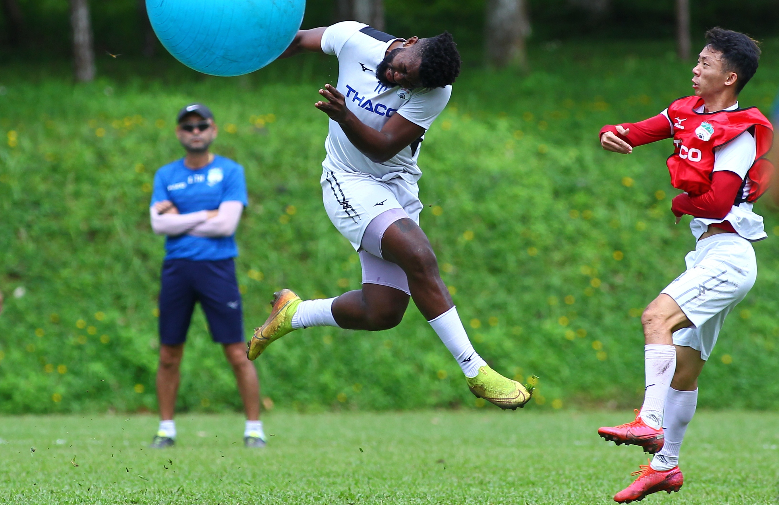 Lee Tae-hoon dung ngoai buoi tap cua HAGL hinh anh