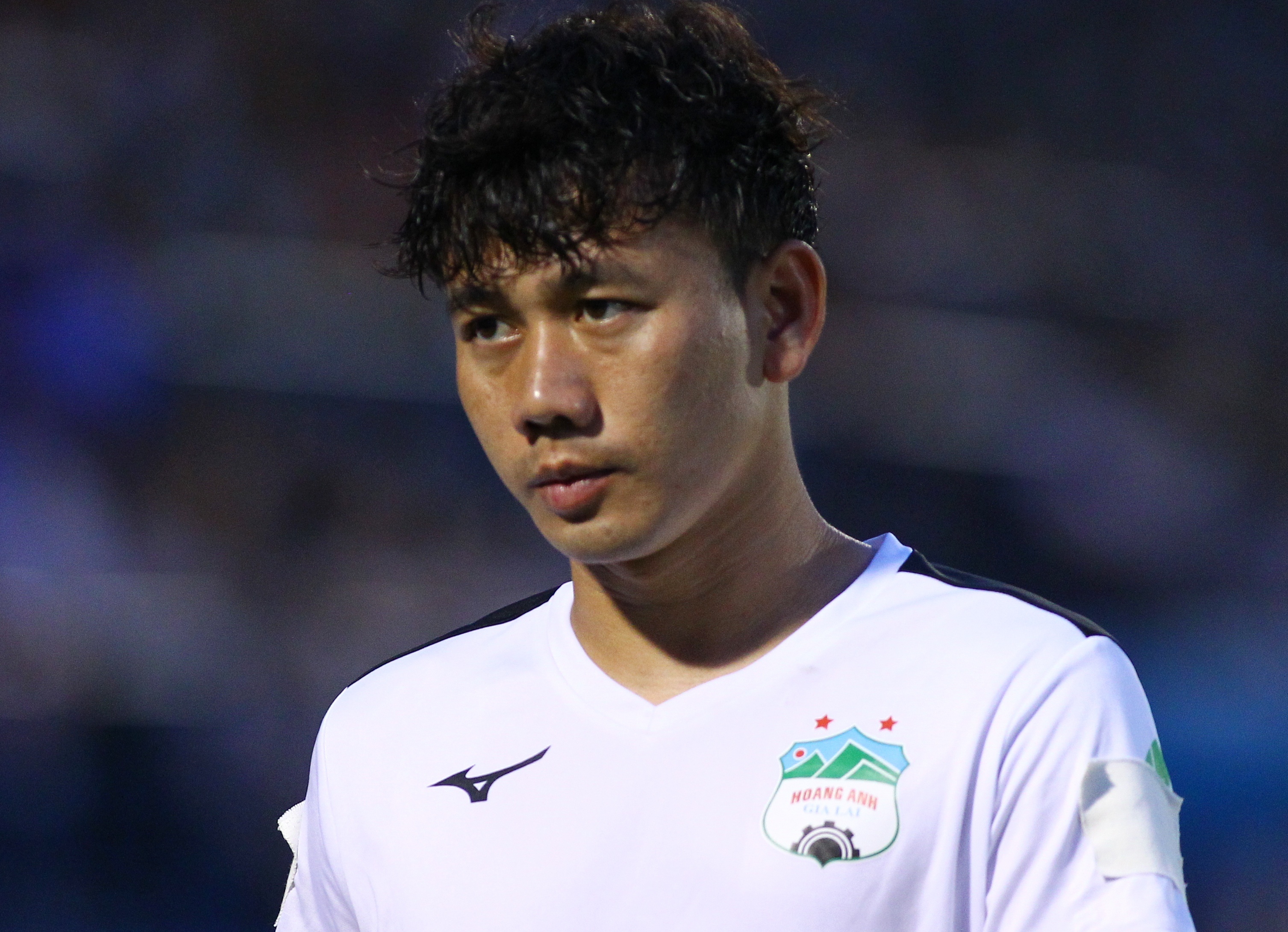 Minh Vuong vang mat o tran gap CLB TP.HCM hinh anh