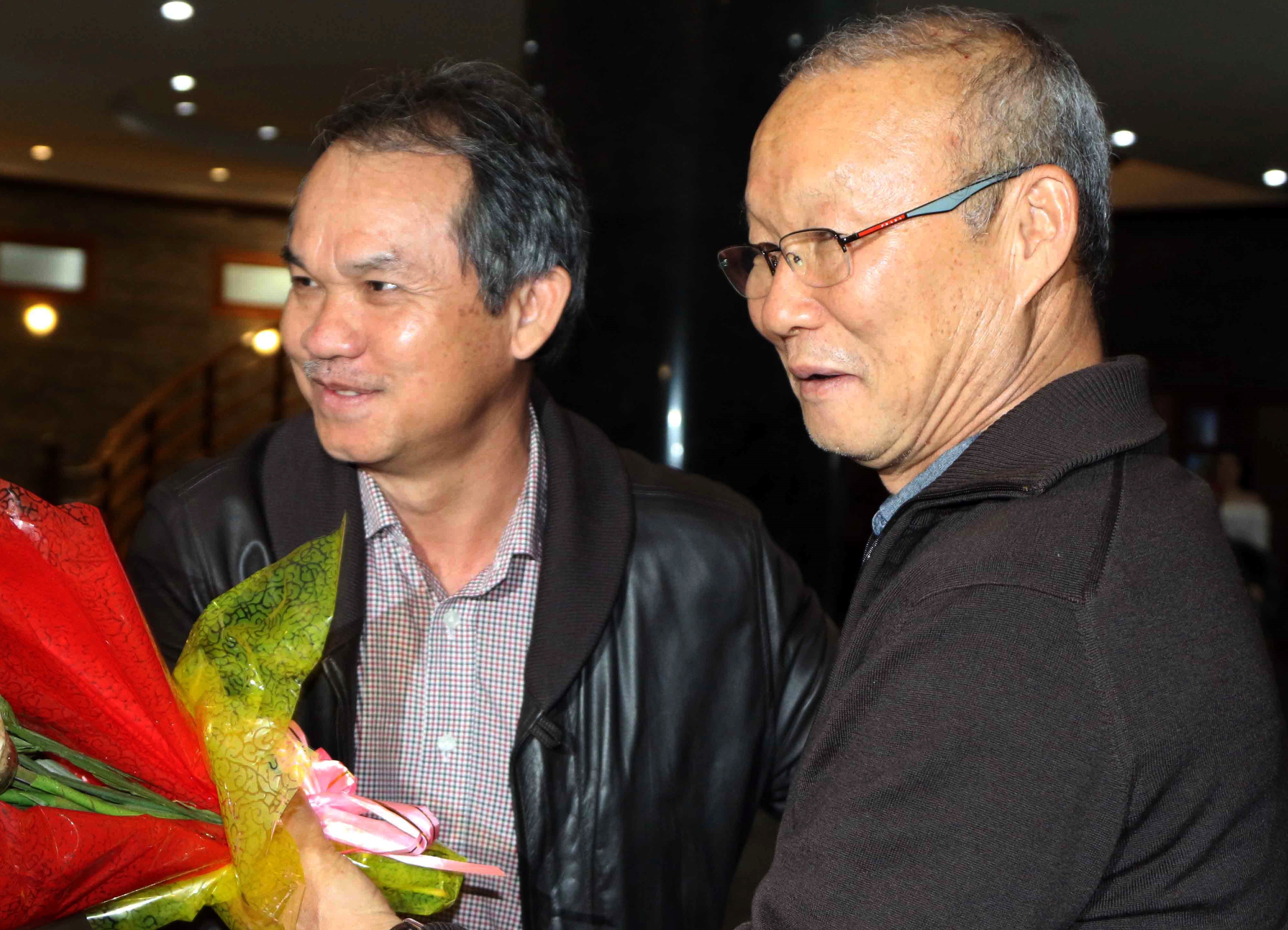 HLV Park du khan tran HAGL dung dip sinh nhat hinh anh