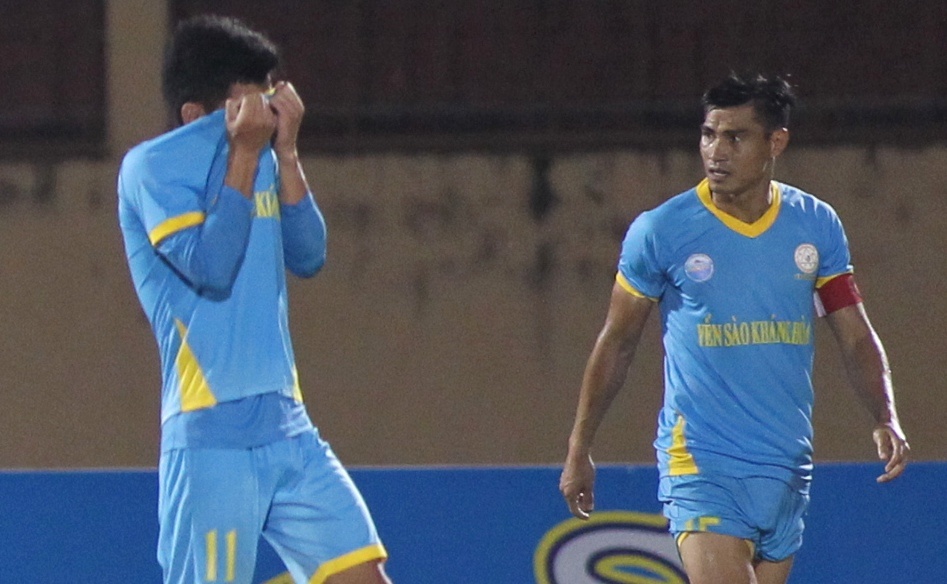 Cau thu Khanh Hoa doa bo tran dau vi bi no luong hinh anh