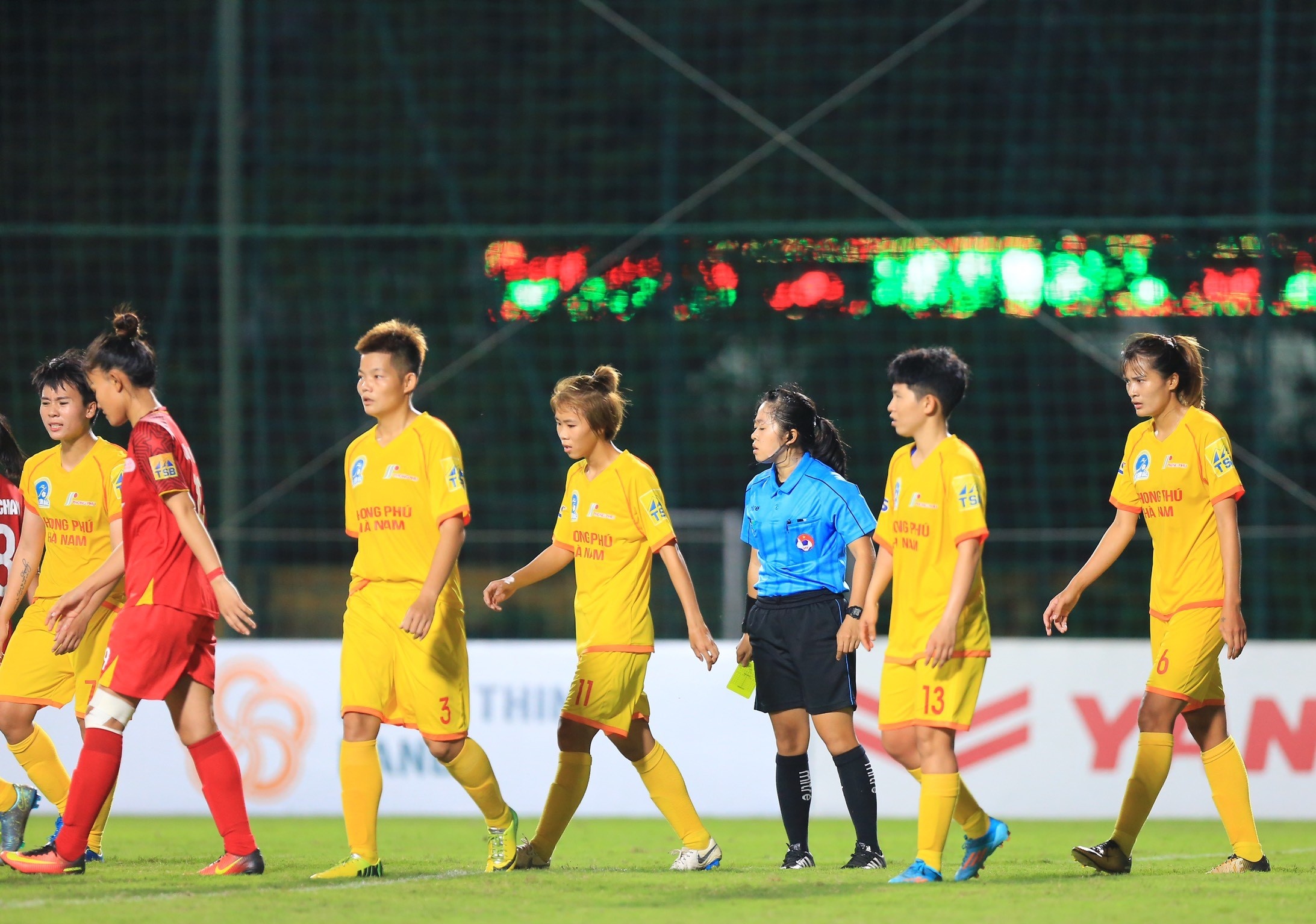 CLB nu Ha Nam bo cuoc de phan doi trong tai hinh anh