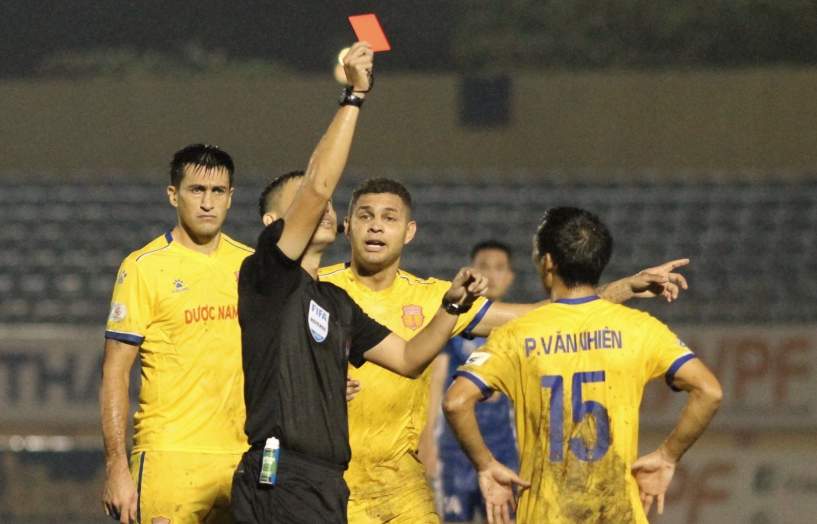 Quang Nam thang Nam Dinh trong tran dau co 2 the do hinh anh