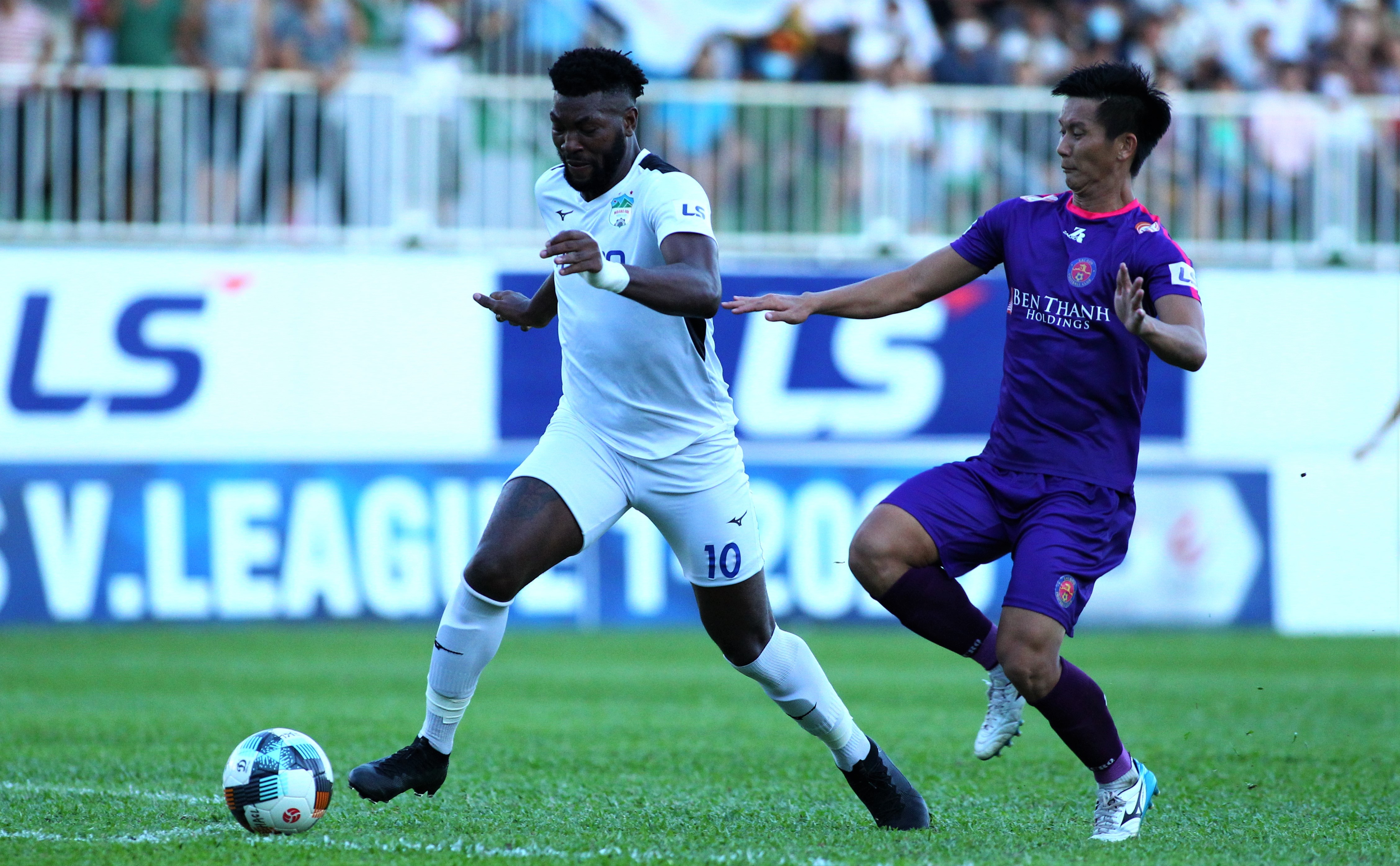 cau thu sai gon nem bong vao mat hong duy anh 1