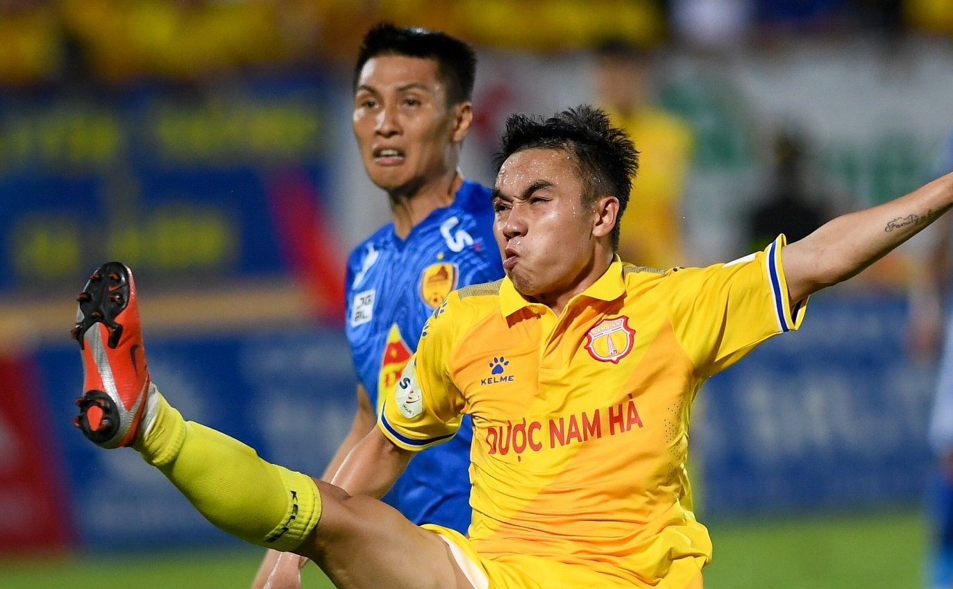 Trong tai FIFA cam coi 2 tran dau cua cuoc dua tru hang V.League hinh anh