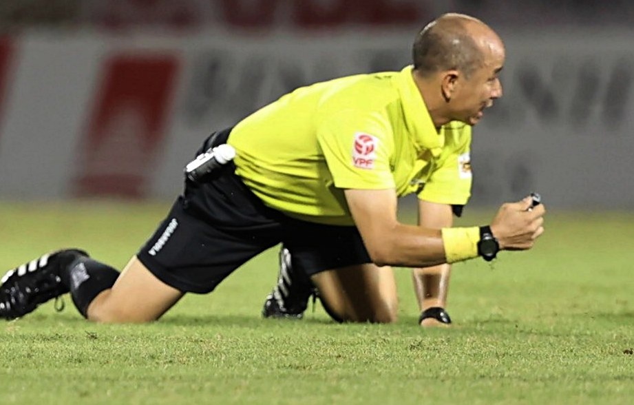 Trong tai V.League nga vi bi cau thu va trung hinh anh