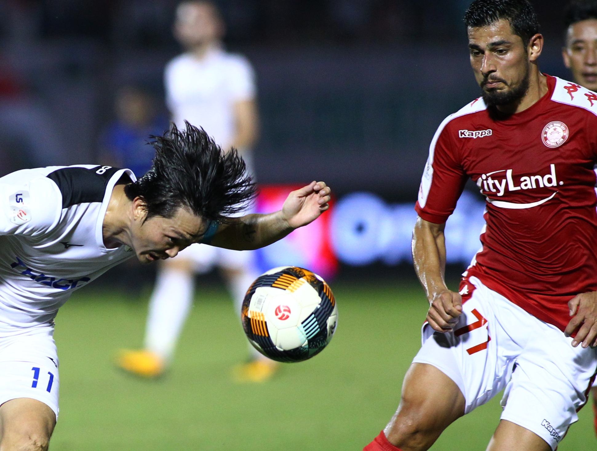 Tuan Anh dung dau tranh chap bong voi tuyen thu Costa Rica hinh anh