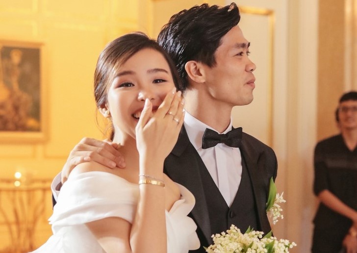 Cong Phuong to chuc dam cuoi tren san bong tuoi tho hinh anh