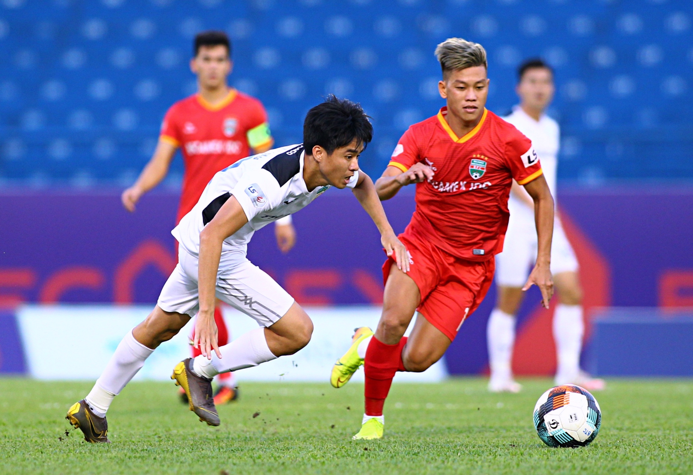 phan thanh hau gia nhap clb tp.hcm anh 1