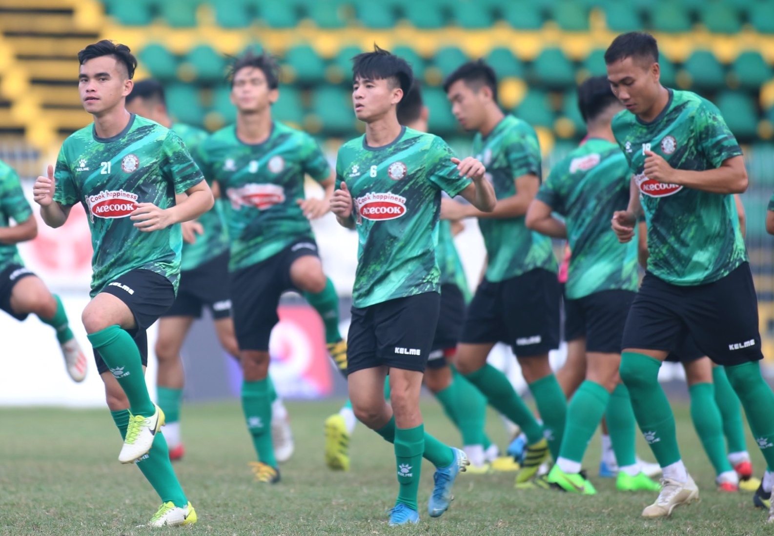 phan thanh hau gia nhap clb tp.hcm anh 2