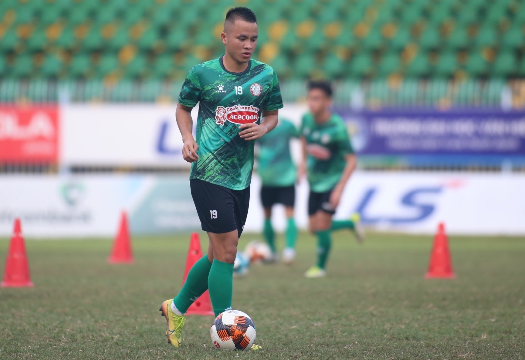 phan thanh hau gia nhap clb tp.hcm anh 6