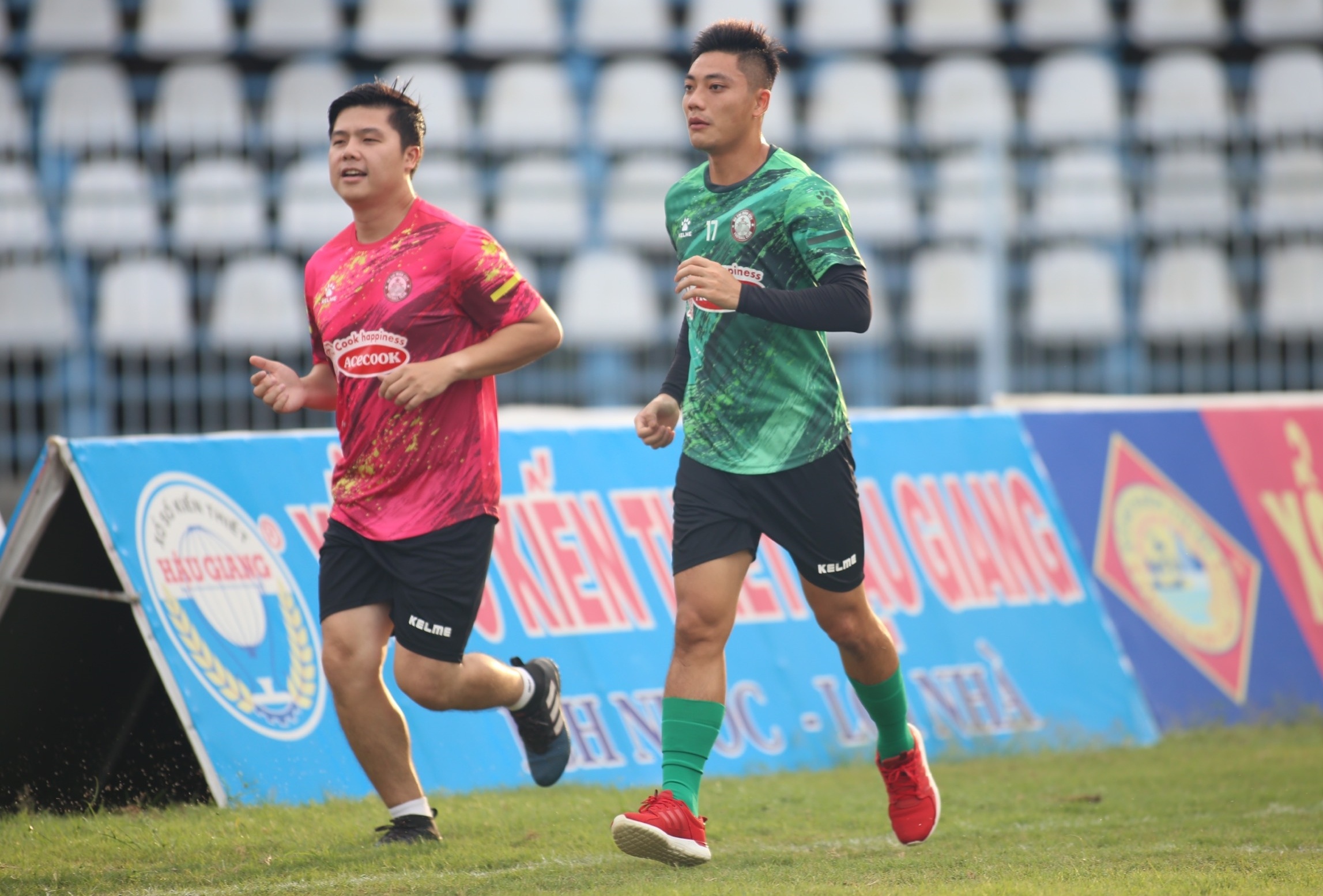 phan thanh hau gia nhap clb tp.hcm anh 8