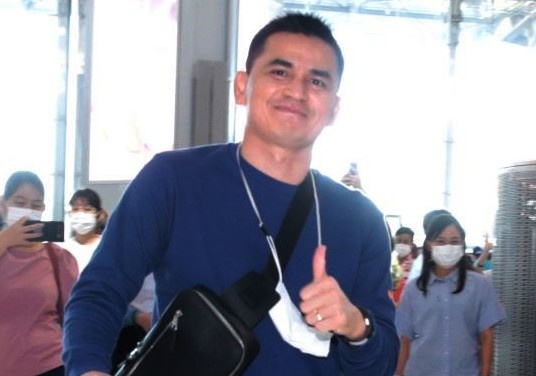 Kiatisak qua canh 22 gio tai Hong Kong truoc khi den TP.HCM hinh anh