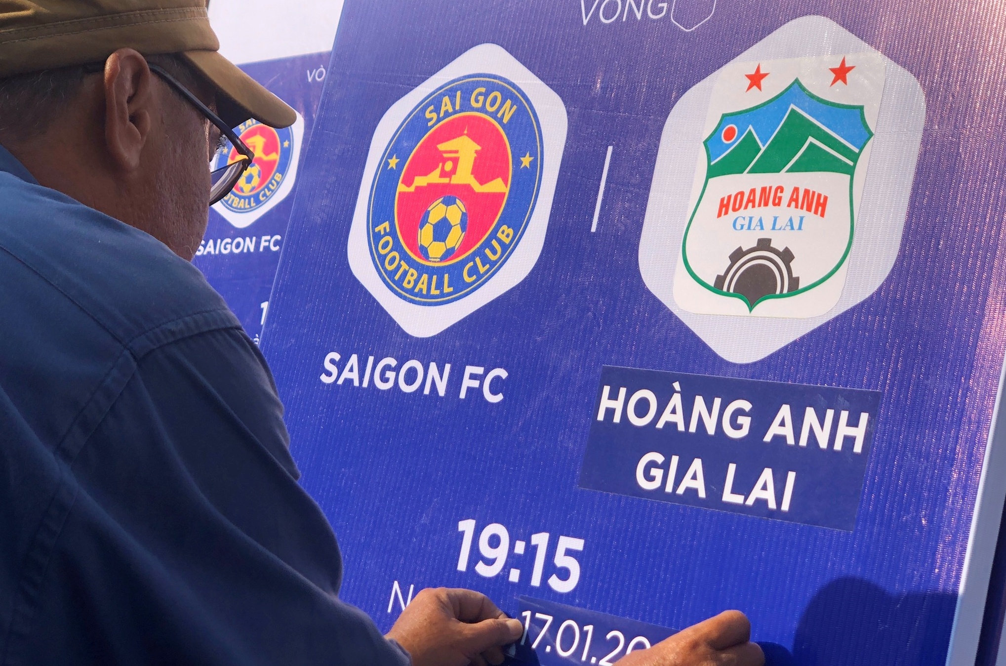 Gan 1.000 CDV xep hang mua ve tran mo man cua HAGL hinh anh