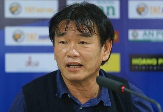 HLV Phan Thanh Hung lo hen CLB TP.HCM va HAGL hinh anh