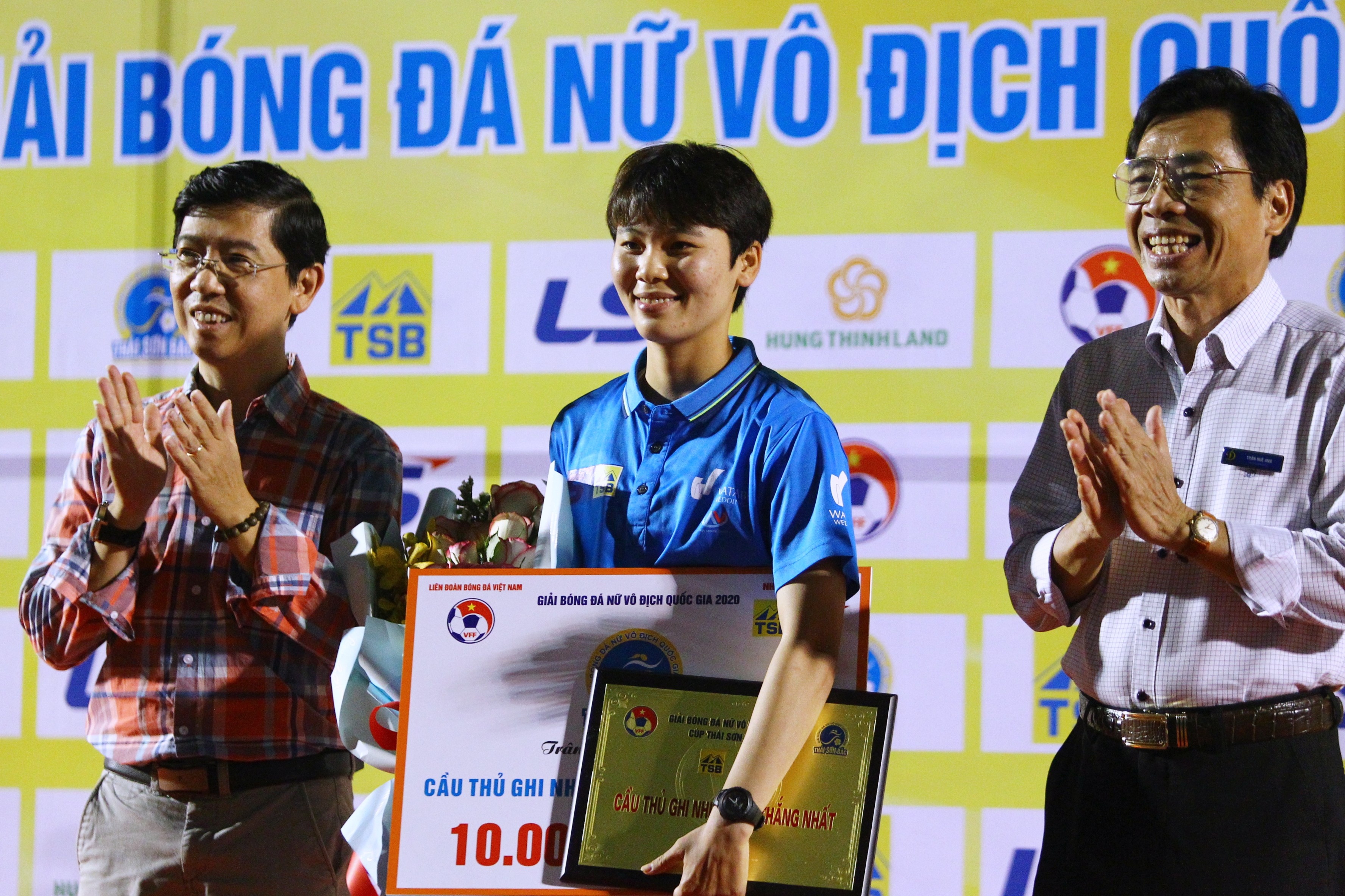 nu cau thu sang bo dao nha anh 1