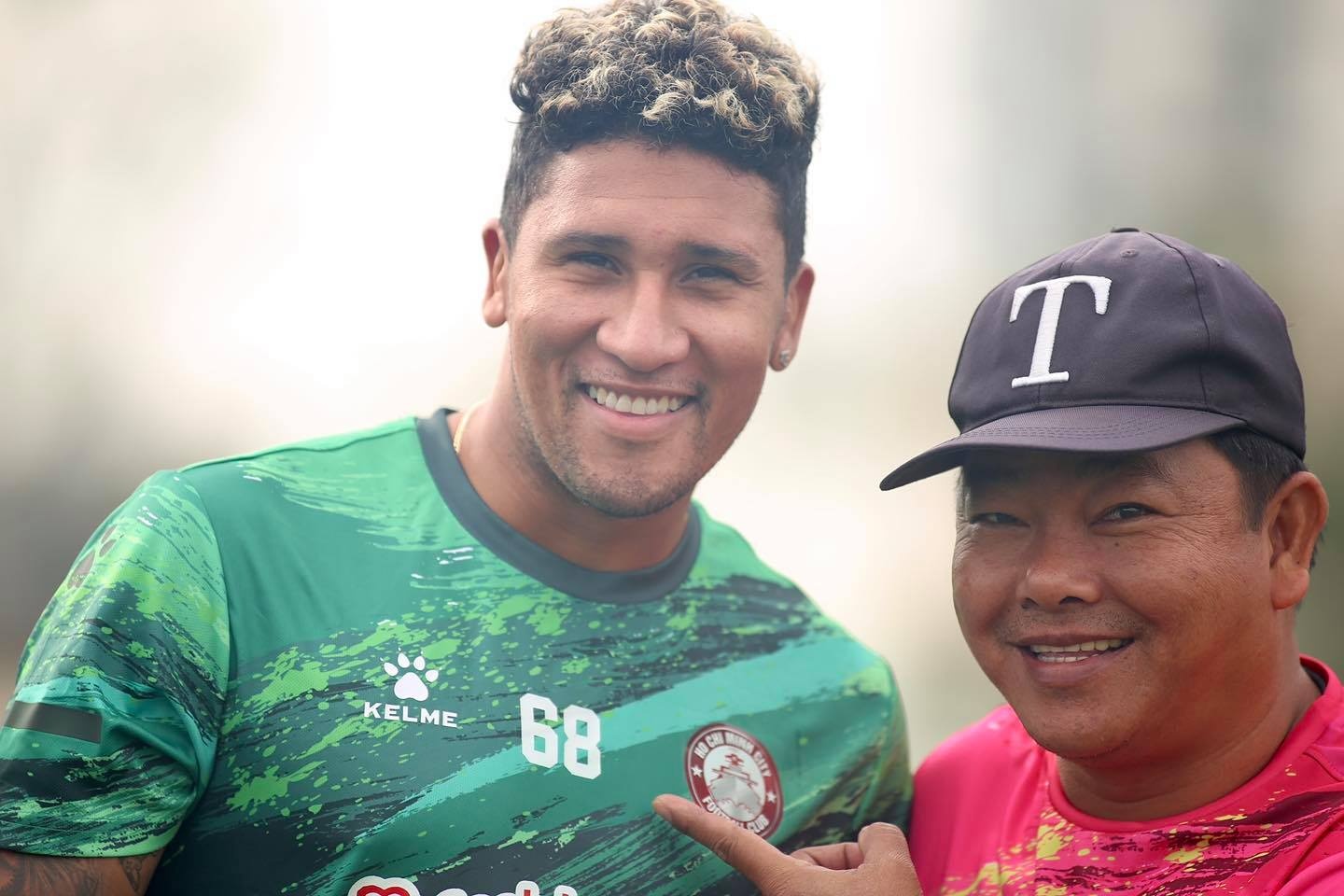 Ngoai binh cua CLB TP.HCM ra san tap sau 14 ngay cach ly hinh anh