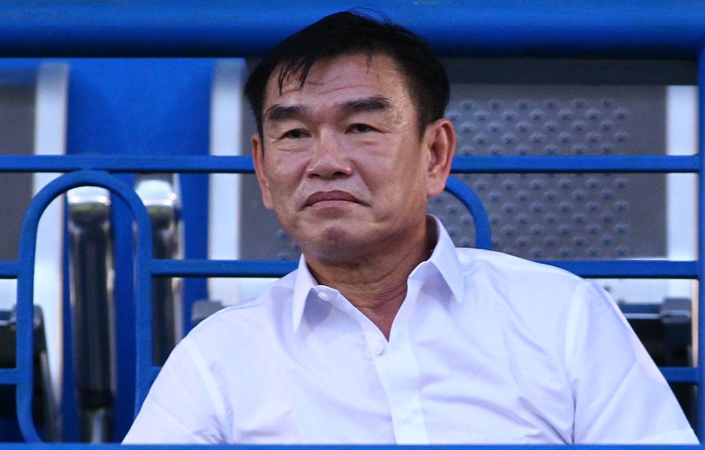 HLV Phan Thanh Hung bo ve sau 15 phut xem CLB Binh Duong thi dau hinh anh