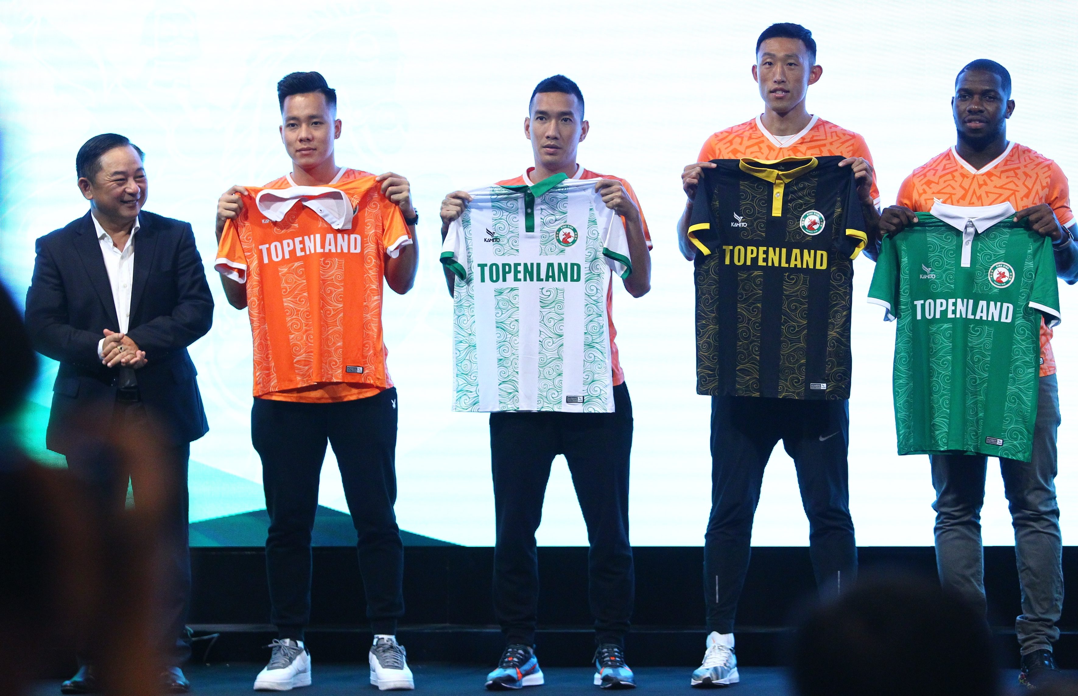 binh dinh gay soc o v league anh 1