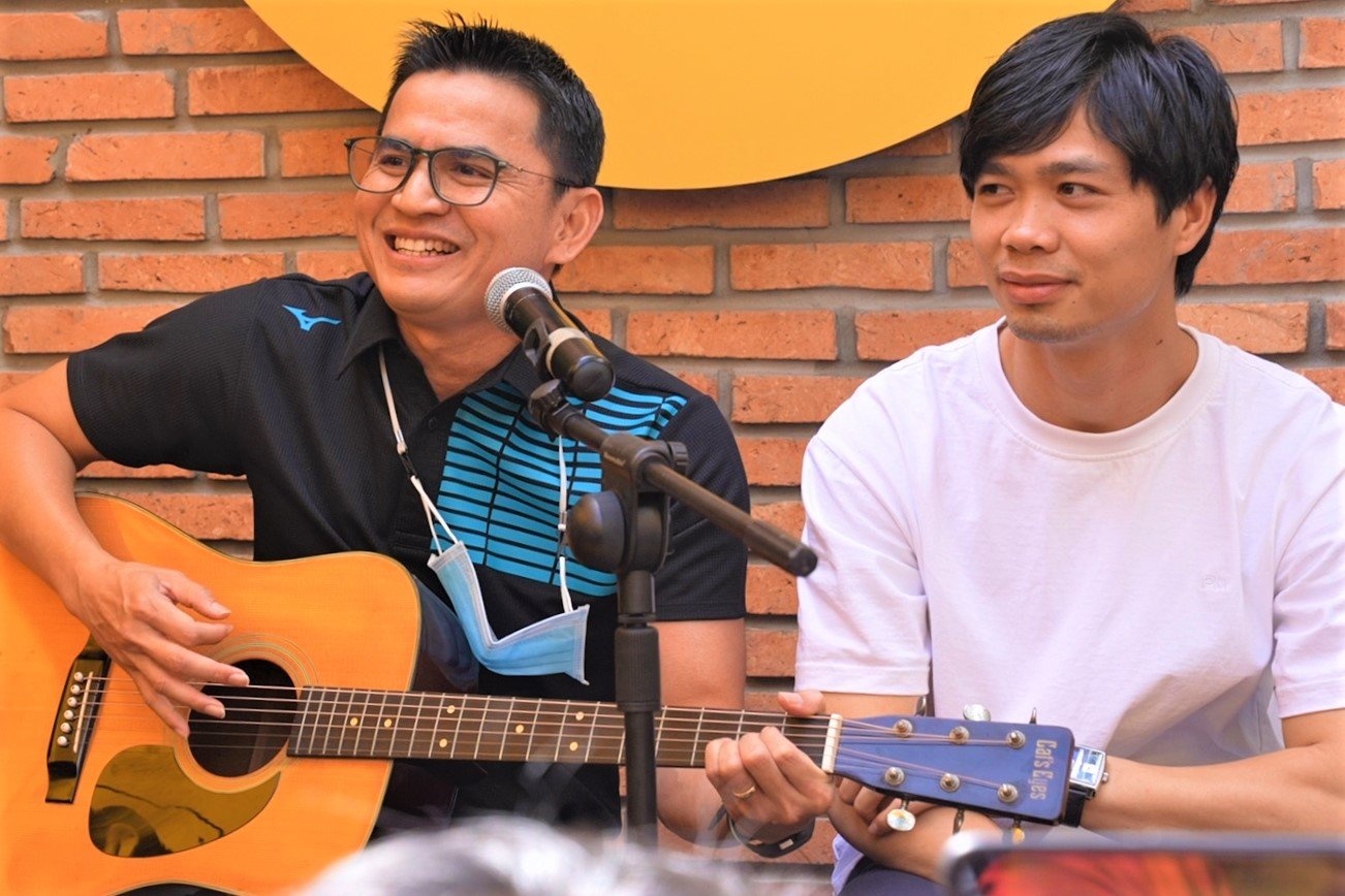 Cong Phuong ngoi nghe Kiatisak hat bai tu hinh anh