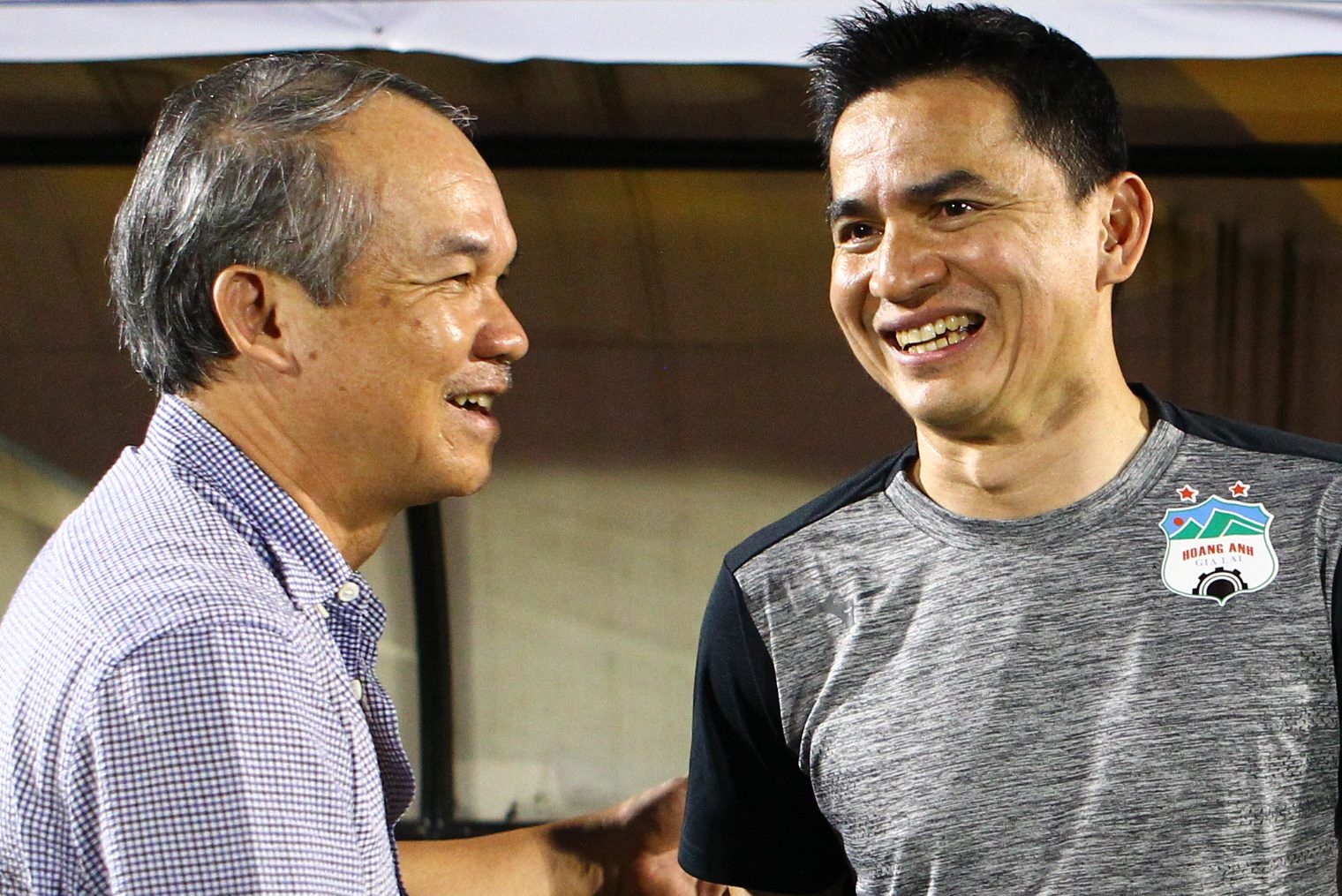 Bau Duc tai xuat san co sau 2 nam vi Kiatisak hinh anh