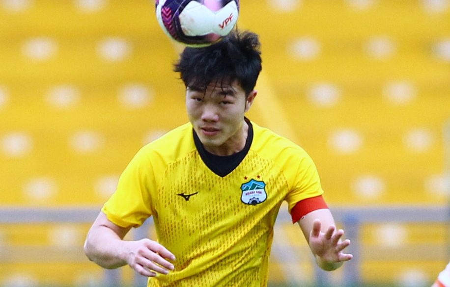 Xuan Truong vo tinh kien tao cho dong doi cu sut vao luoi HAGL hinh anh