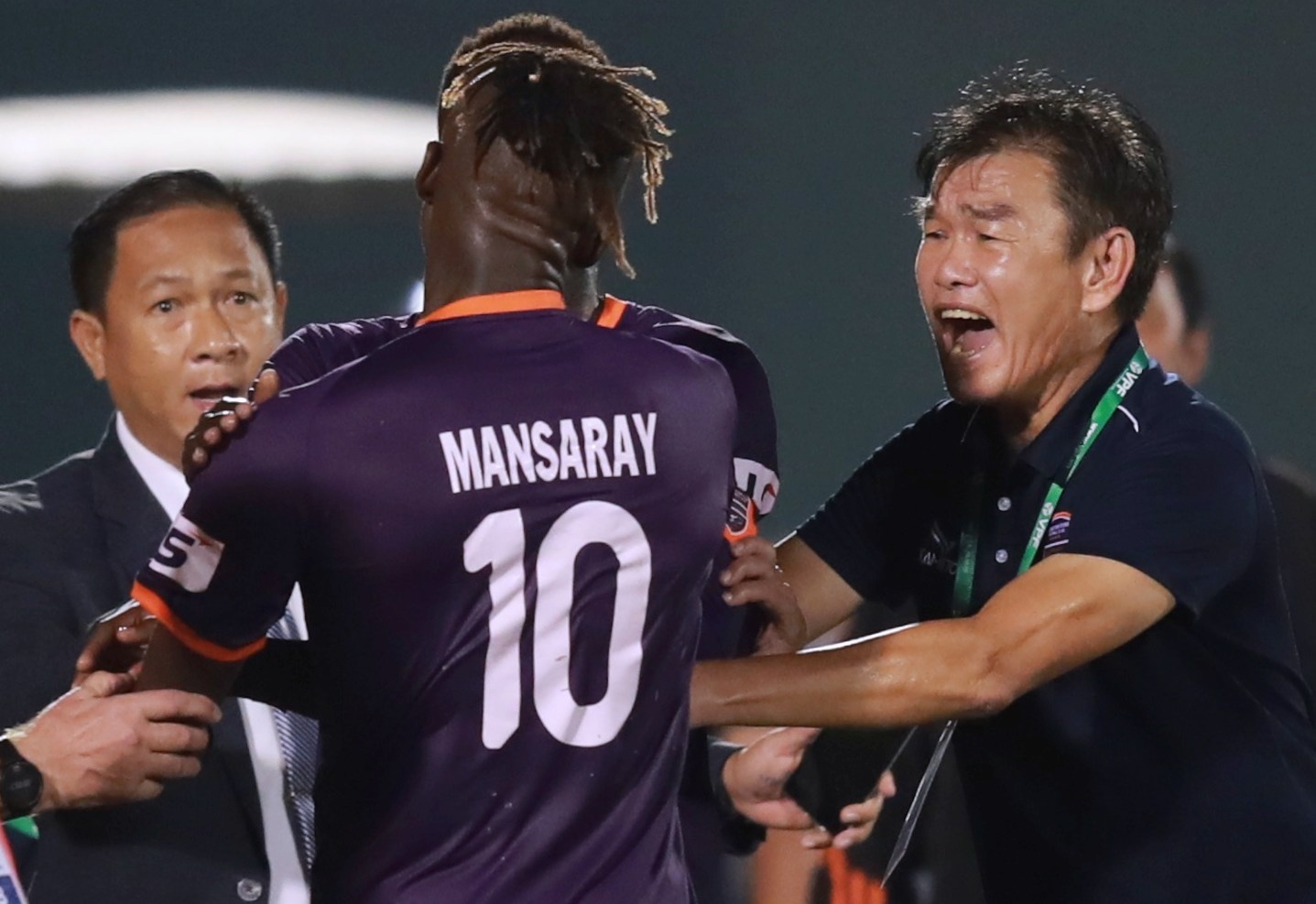 Ngoai binh tra gia vi 'di dem' o V.League hinh anh