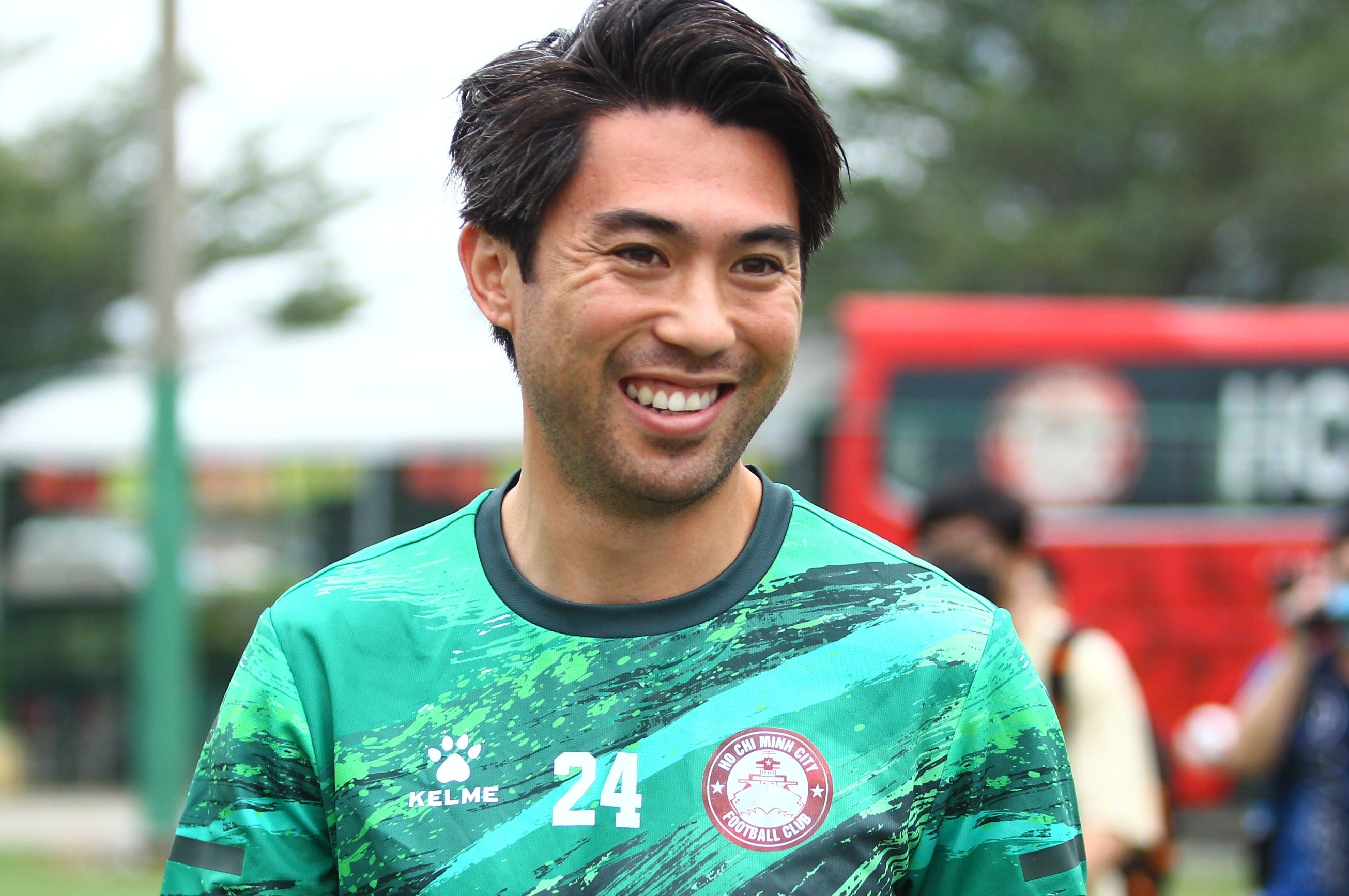 Lee Nguyen sut tung luoi Bui Tien Dung trong buoi tap dau tien hinh anh