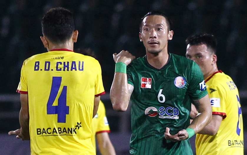 Don cho cua cau thu SLNA ha guc cuu tuyen thu Nhat Ban hinh anh