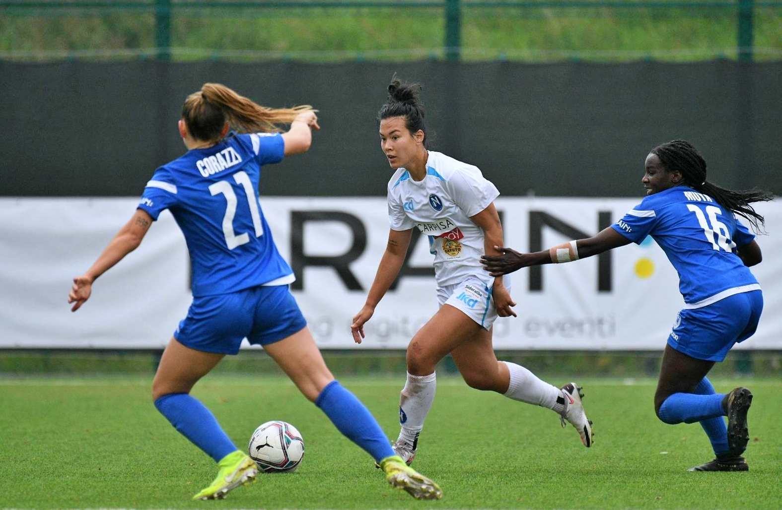 nu cau thu Viet kieu cua CLB Napoli anh 1