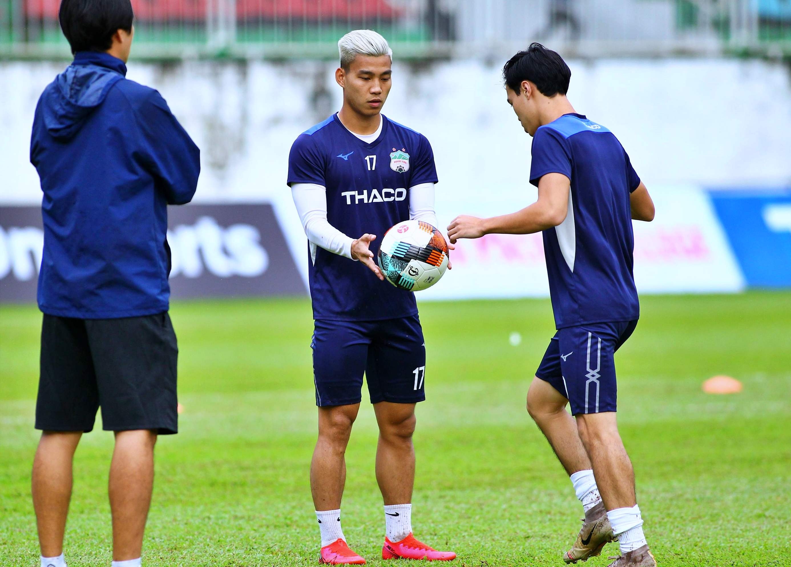 hagl cach ly 3 cau thu anh 1