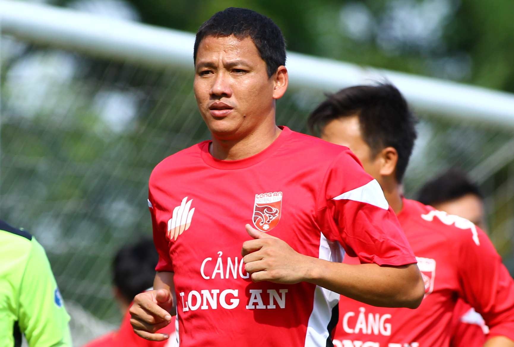 Anh Duc tao dau an trong ngay ra mat CLB Long An hinh anh