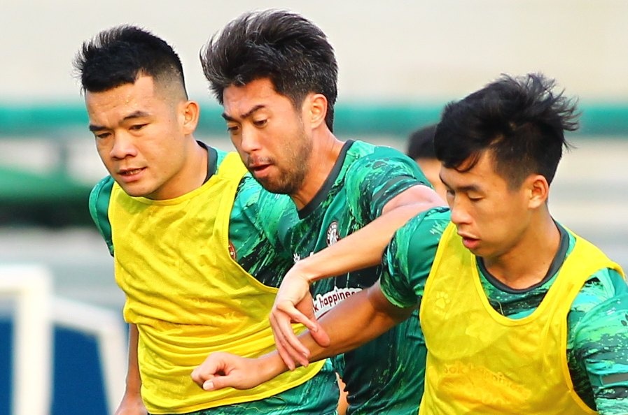 Doi tac cua Lee Nguyen chua biet ghi ban hinh anh