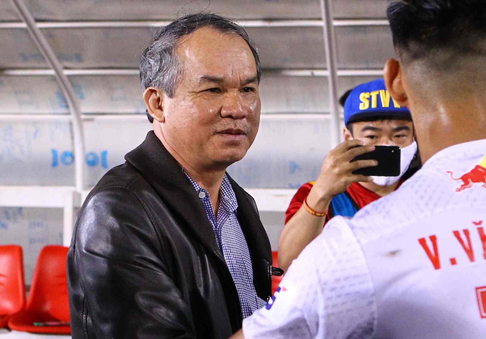 Bau Duc: 'Thang CLB Binh Dinh chua suong' hinh anh