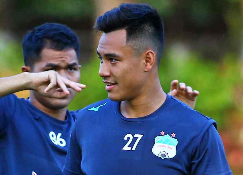 2 cau thu Viet kieu lang le tren san Pleiku hinh anh